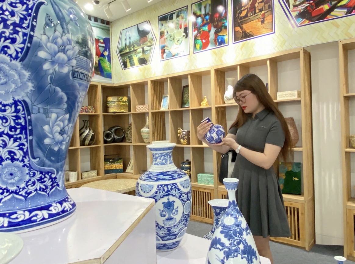 Exhibition showcases ceramics, lacquer, and gold leaf craftsmanship